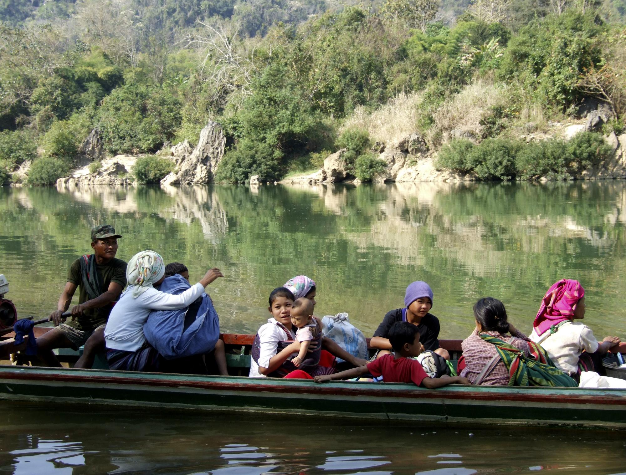 Les réfugiés traversent par milliers la rivière séparant la Birmanie de la Thaïlande pour fuir les combats. [REUTERS - Stringer Thailand]