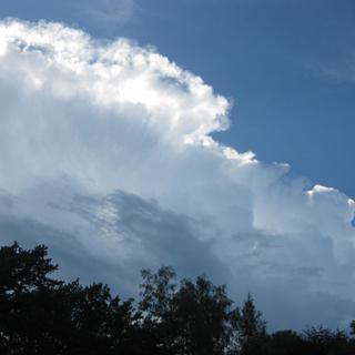 Un gros nuage dans les ciel d'été onésien (à Genève) [Eveline Monticelli]