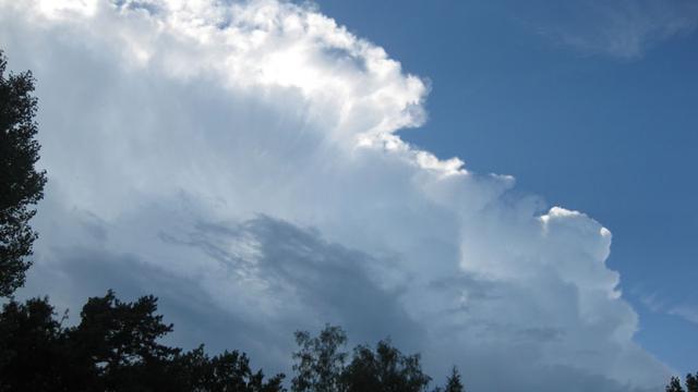 Un gros nuage dans les ciel d'été onésien (à Genève) [Eveline Monticelli]