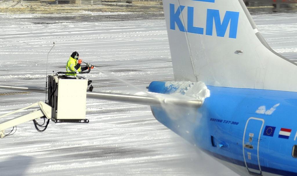 La neige a contraint l'aéroport de Genève à fermer momentanément vendredi matin. [KEYSTONE - Christian Brun]