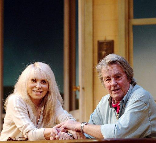 Alain Delon et Mireille Darc au théâtre Marigny le 19 janvier 2007 pour la première de la pi-èce "Sur la route de Madison"