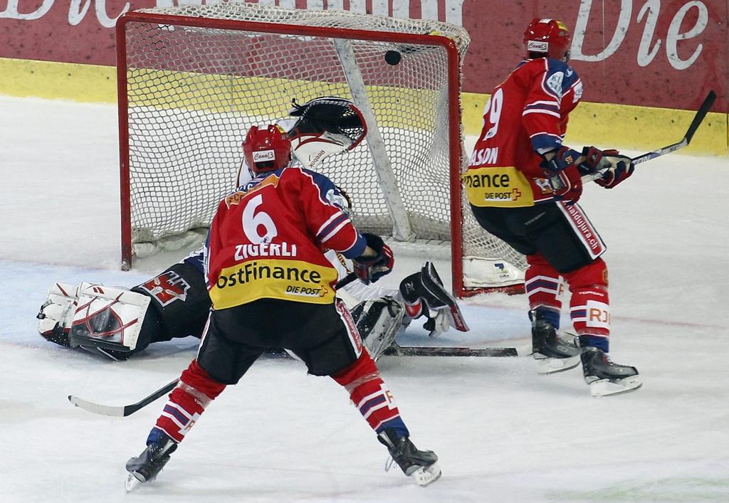 Auteur de 3 buts et 2 assists, Arnason (à d.) a été l'homme du match. [KEYSTONE - PETER KLAUNZER]