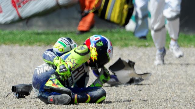 Rossi attend l'arrivée des secours après sa chute.