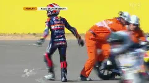 Moto / Grand Prix d’Aragon: Randy Krummenacher chute dès le départ en 125cc et percute l’Espagnol Marc Marquez, leader du championnat.