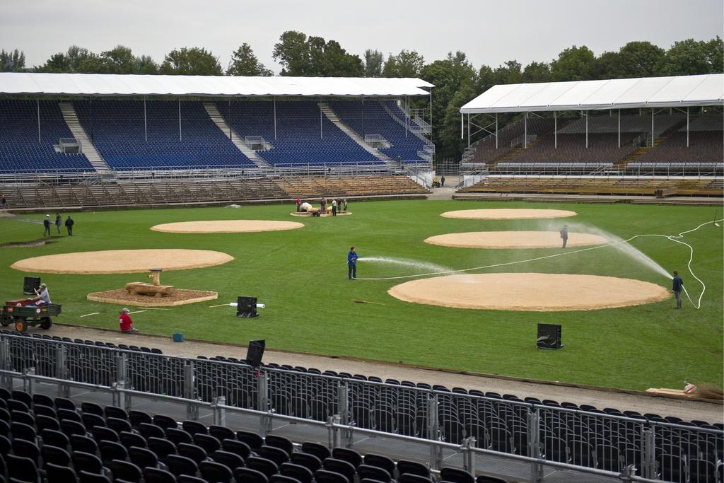 Mardi, des techniciens préparent le stade de l'Allmend à Frauenfeld, en vue de la Fête fédérale. [KEYSTONE - ENNIO LEANZA]