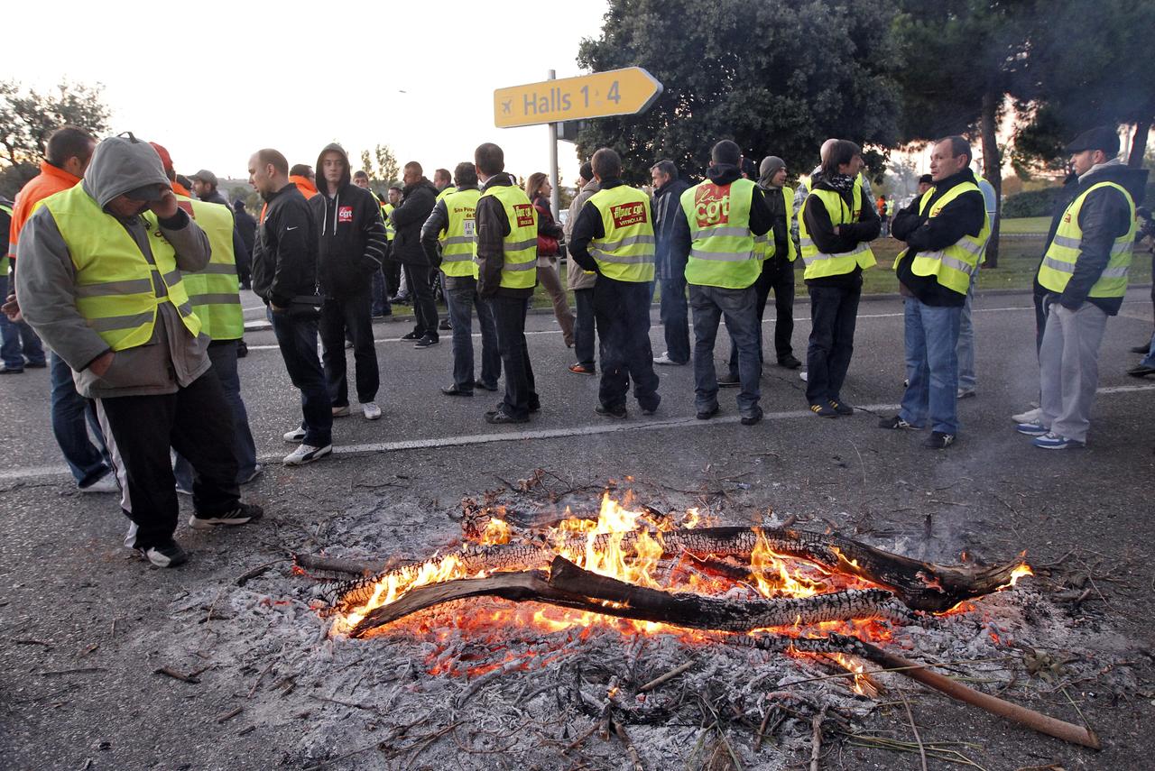 Les manifestants ont bloqué les accès à l'aéroport de Marseille durant trois heures. [REUTERS - � Jean-Paul Pelissier / Reuters]