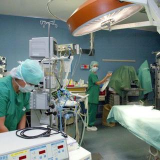 Des infirmières de bloc préparent une salle opératoire avant une intervention chirurgicale à l'hôpital de La Timone à Marseille, le 30 octobre 2002.