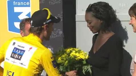 Cyclisme / Tour de France (4e étape): Fabian Cancellara, en vrai gentleman, offre son bouquet de fleur à la secrétaire d'État française chargée des Sports, Rama Yade.