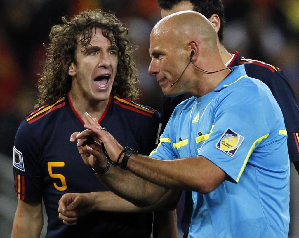 Selon les joueurs hollandais, Howard Webb aurait favorisé Carles Puyol et sa bande.