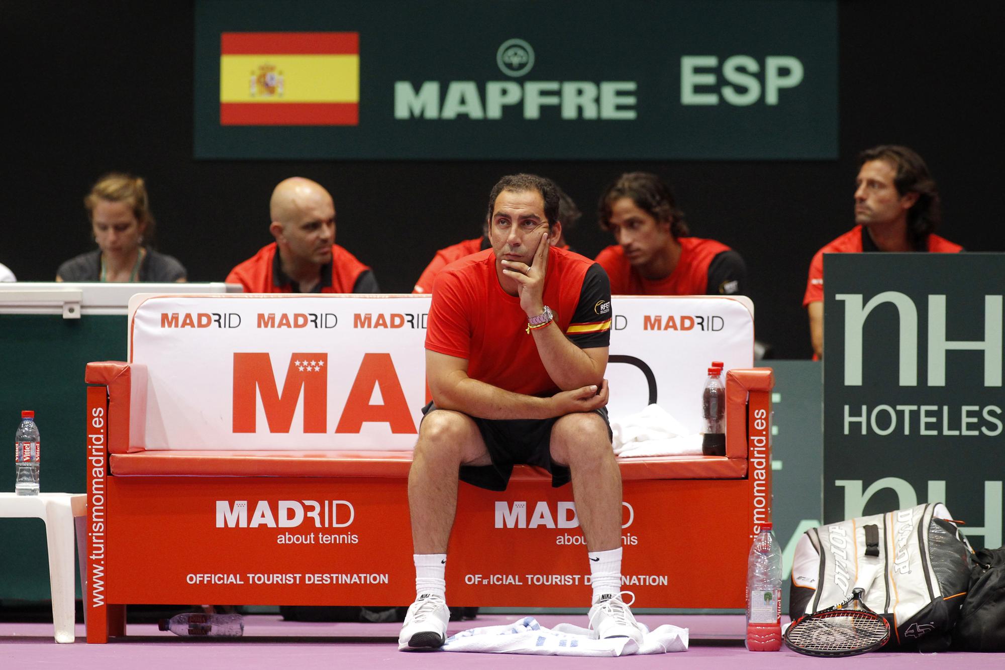 Le capitaine espagnol Albert Costa n'a pas réussi à trouver la solution en l'absence de Rafael Nadal. [REUTERS - � Benoit Tessier / Reuters]
