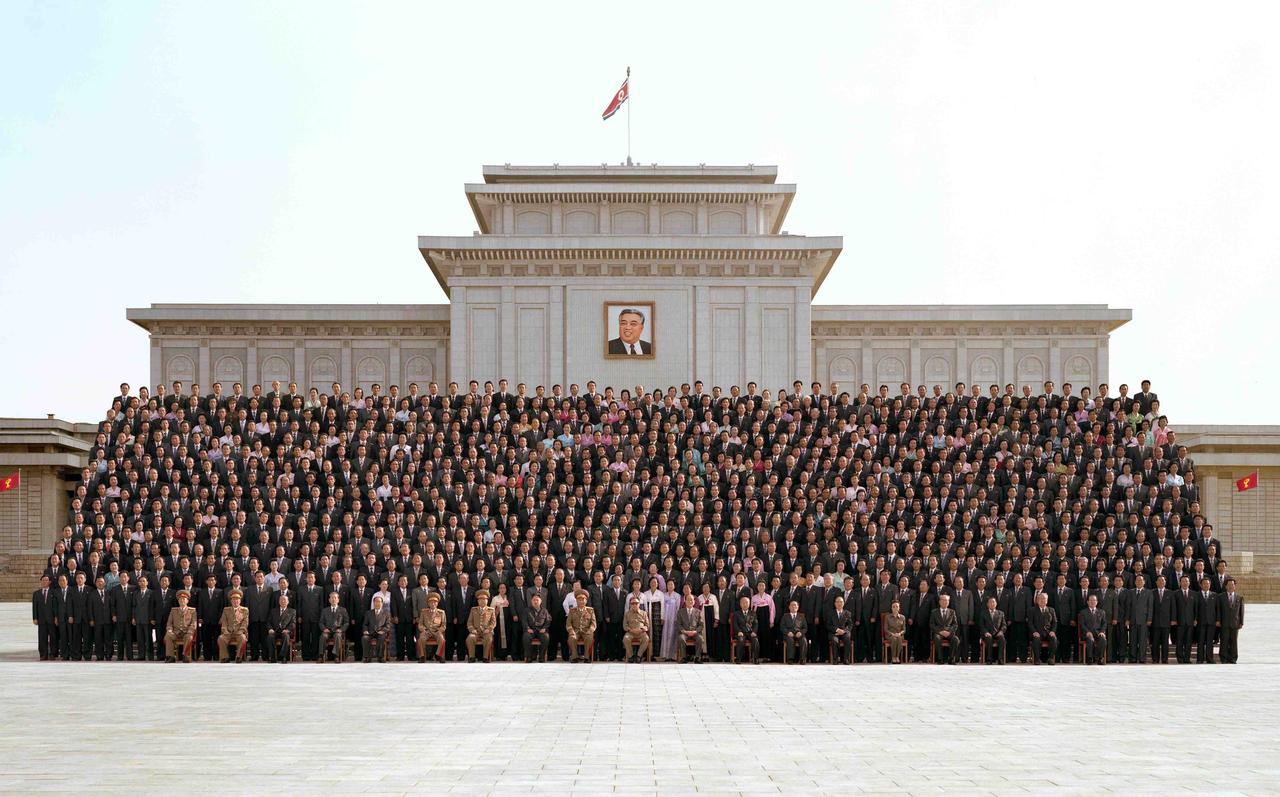 La photo de groupe des instances dirigeantes laisse augurer d'une transition du pouvoir à brève échéance. [REUTERS - � KCNA KCNA / Reuters]