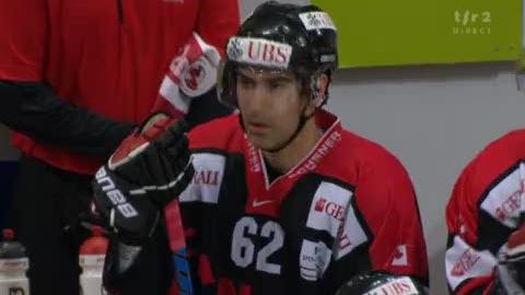Hockey / Coupe Spengler: Team Canada - Spartak Moscou. A 5 contre 3, les Canadiens isncrivent le 2-0 par Yannik Lehoux