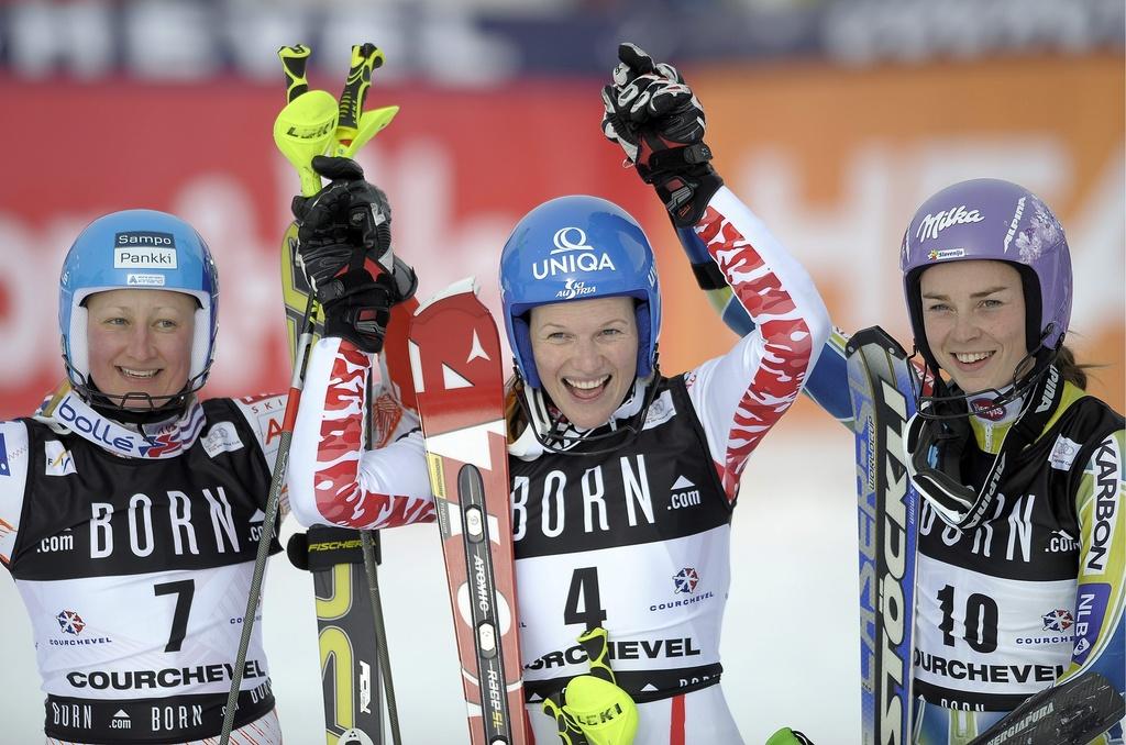 Tanja Poutiainen et Tina Maze entourent la lauréate du jour. [KEYSTONE - NICOLAS BOUVY]