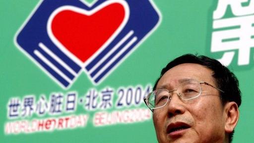 Un expert chinois des maladies cardiaques s'exprime à l'occasion de la journée mondiale du coeur, à Beijing le 26 septembre 2004