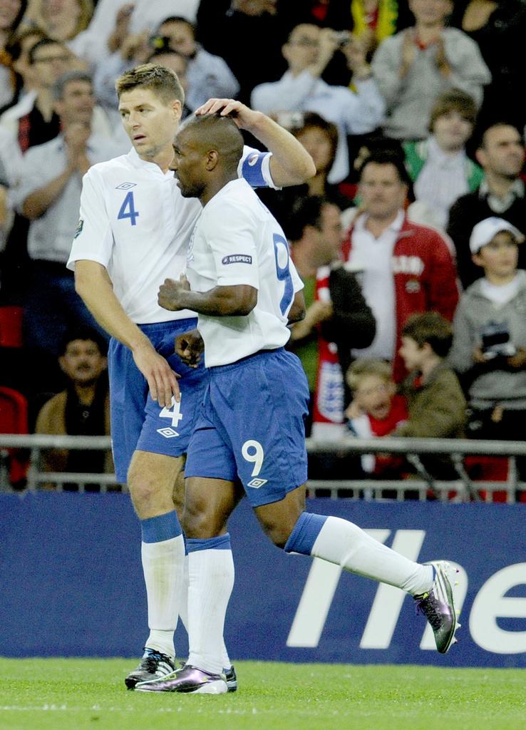 Homme du match avec ses trois buts, Defoe est félicité par son capitaine Gerrard. [KEYSTONE - Tom Hevezi]