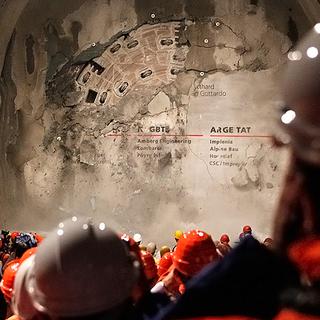 Le tunnel a été percé de bout en bout peu avant 14h20 ce vendredi 15 octobre 2010. [Reuters - Christian Hartmann]