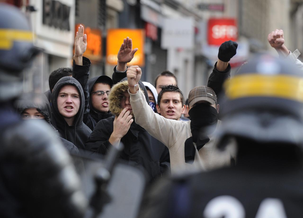 Dans la rue, la colère ne faiblit pas. De nouvelles journées d'action sont d'ores et déjà prévues. [AFP - PHILIPPE DESMAZES]