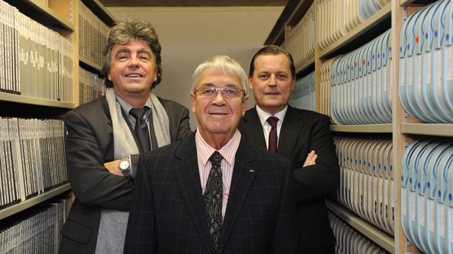 Patrick Aebischer, président de l'EPFL, Claude Nobs et Philippe Merk, directeur général d'Audemars Piguet, posent dans la salle des archives de Claude Nobs. [Christian Brun]