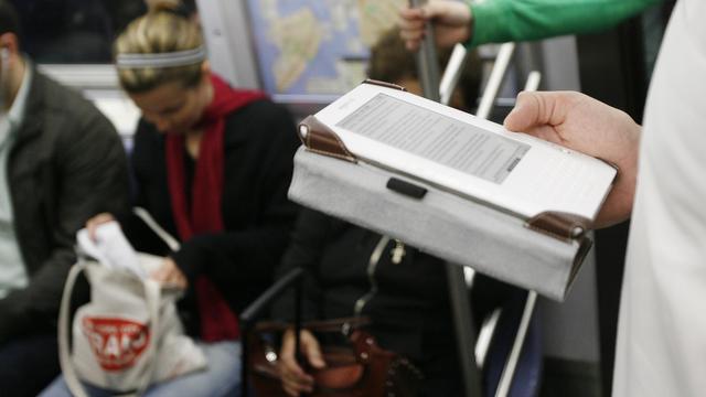 Bien plus petit et léger qu'un ouvrage classique, le livre électronique fait un carton. [Reuters]