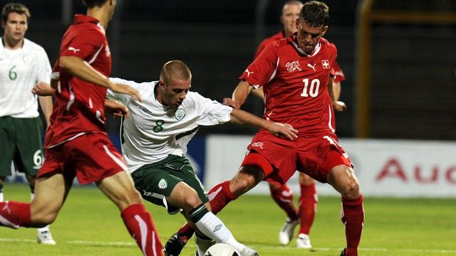 Clifford aux prises avec le buteur suisse Fabian Frei.