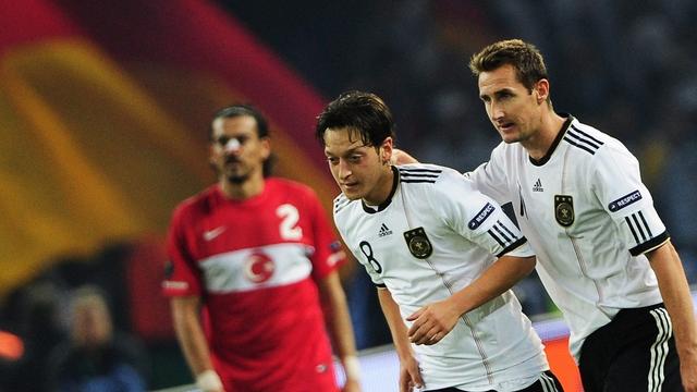 Klose, tout à droite, a marqué son 57e but sous le maillot de la Mannschaft.