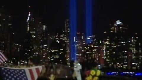 Deux lasers bleus illuminaient le ciel de New York samedi soir, là-même où les deux tours du World Trade Center s'érigeaient avant les attentats du 11 septembre 2001. Séquences choisies.