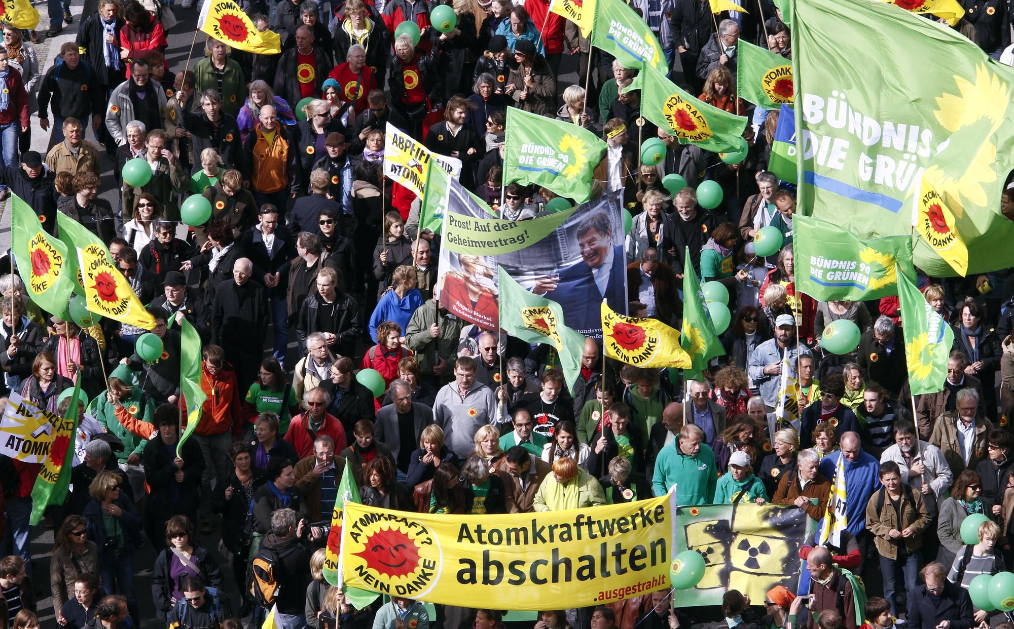 Ils étaient plusieurs dizaines de milliers à scander "Energie nucléaire, non merci!" samedi après-midi dans les rues de Berlin. [REUTERS - � Fabrizio Bensch / Reuters]