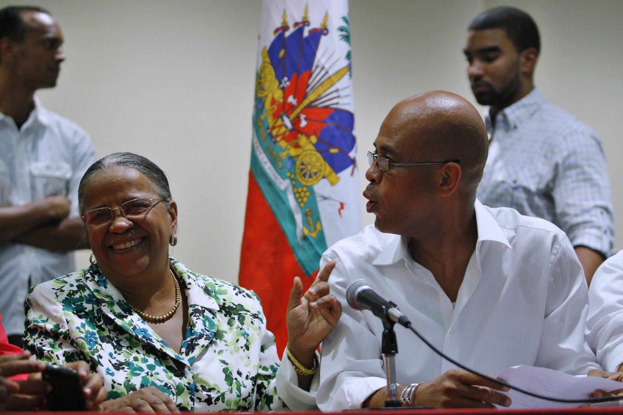 Mirlande Manigat et Michel Martelly, lors d'une conférence de presse le 28 novembre. [Kena Betancur]