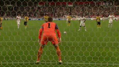 Football / Europa League : Stuttgart mène 1-0 contre Young Boys sur un penalty marqué par Cacau malgré la bonne détente du gardien Wölfli (23e).