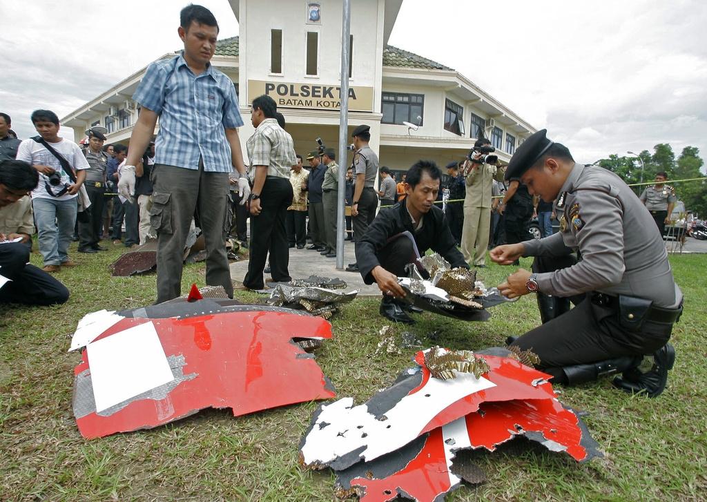 Des morceaux du moteur de l'A380 examinés par la police de Batam, en Indonésie. [Tundra Laksamana]