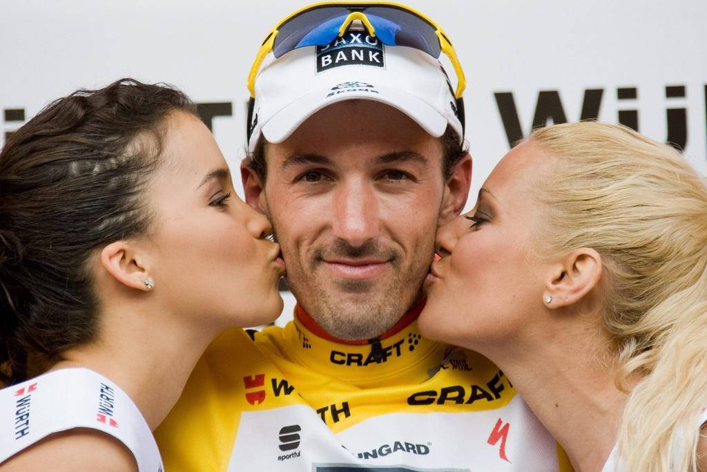 Fabian Cancellara était bien entouré par Whitney Toyloy et Christa Rigozzi sur le podium. [KEYSTONE - JEAN-CHRISTOPHE BOTT]