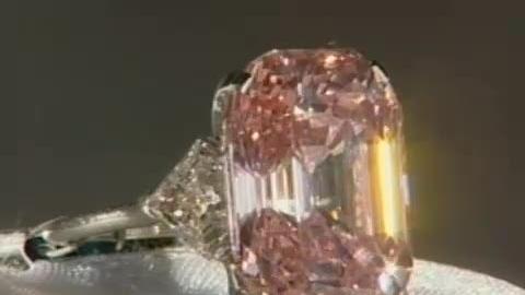 Séquences choisies: diamant adjugé 46 millions à Genève. Un record!