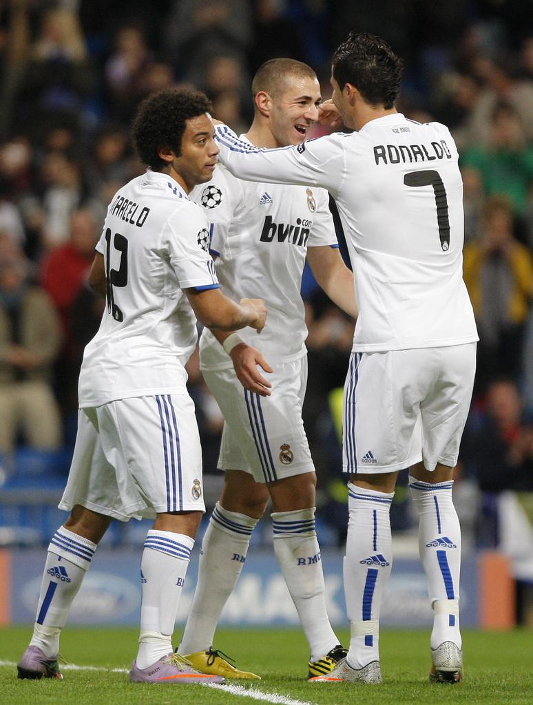 Ronaldo congratule Benzema, auteur de l'ouverture du score pour le Real. [KEYSTONE - Andres Kudacki]