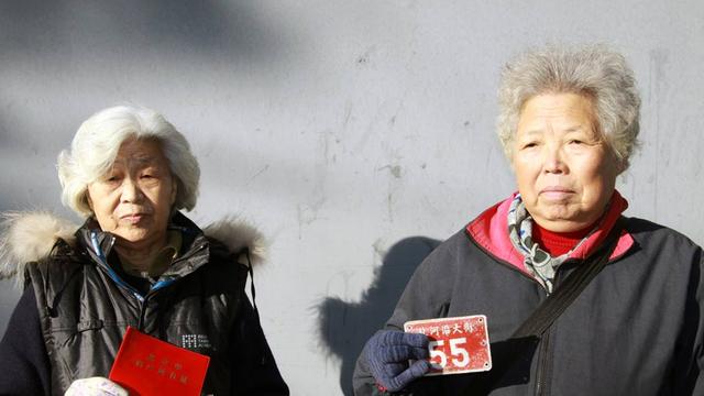 Deux femmes expropriées en lutte pour récupérer leurs droits. [RTS - Alain Arnaud]