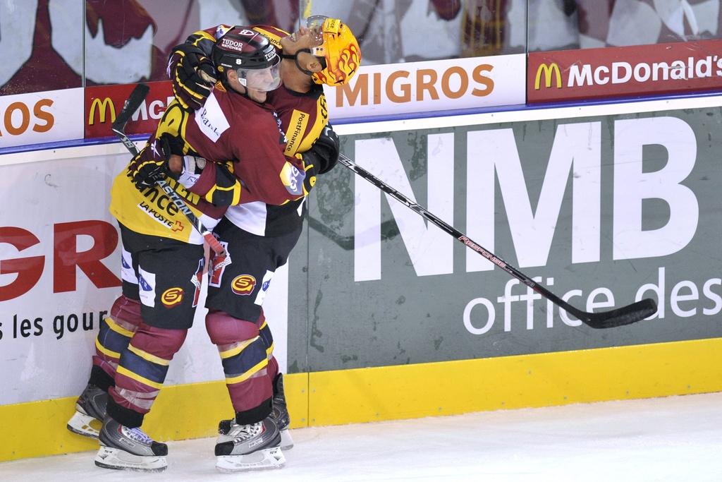 Le Top Scorer Park félicite Salmelainen, auteur du but de la victoire pour Genève. [KEYSTONE - MARTIAL TREZZINI]