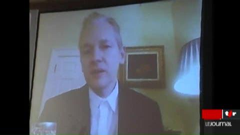 L'icône du site Wikileaks Julian Assange est introuvable, mais il persiste dans une interview au magazine Times donnée par le système de téléphonie Skype, depuis un lieu inconnu