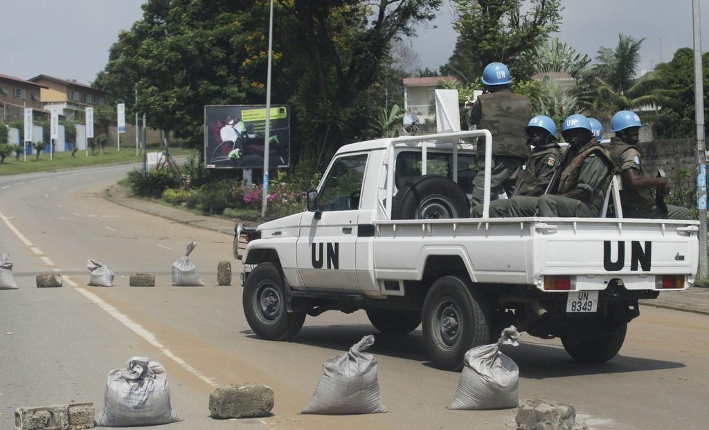 Un véhicule de l'ONU a été attaqué par la foule à Abidjan. [KEYSTONE - Sunday Alamba]