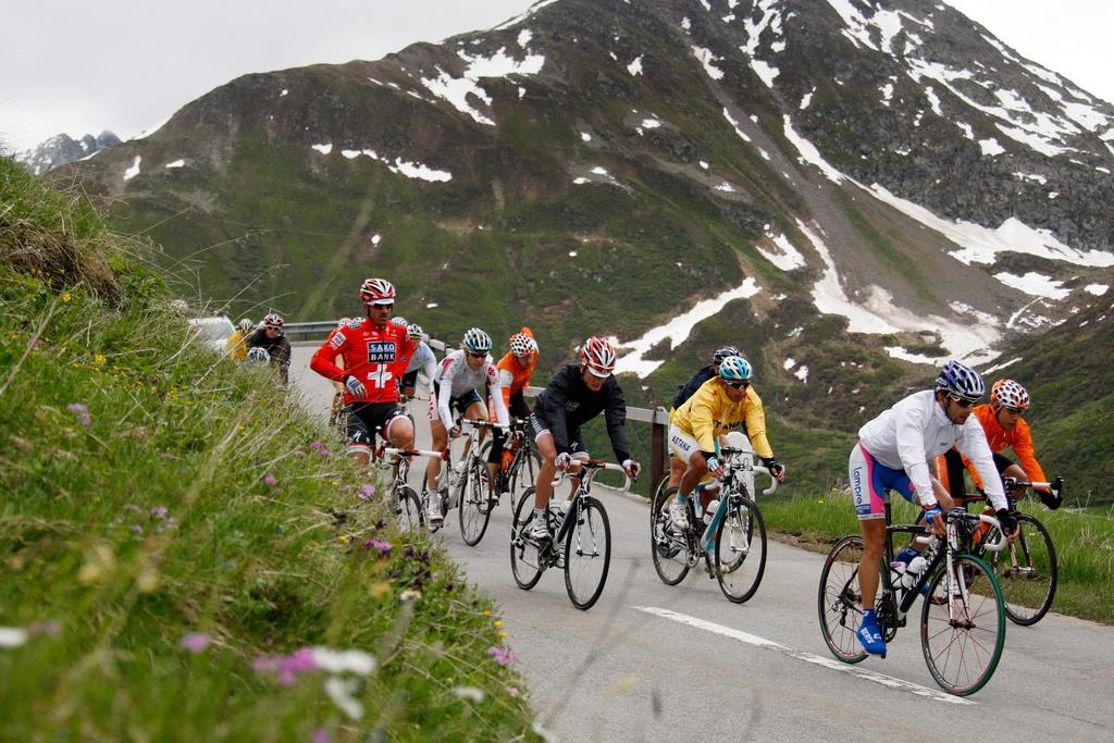 Le peloton a notamment franchi le col de l'Oberalp. [KEYSTONE - JEAN-CHRISTOPHE BOTT]