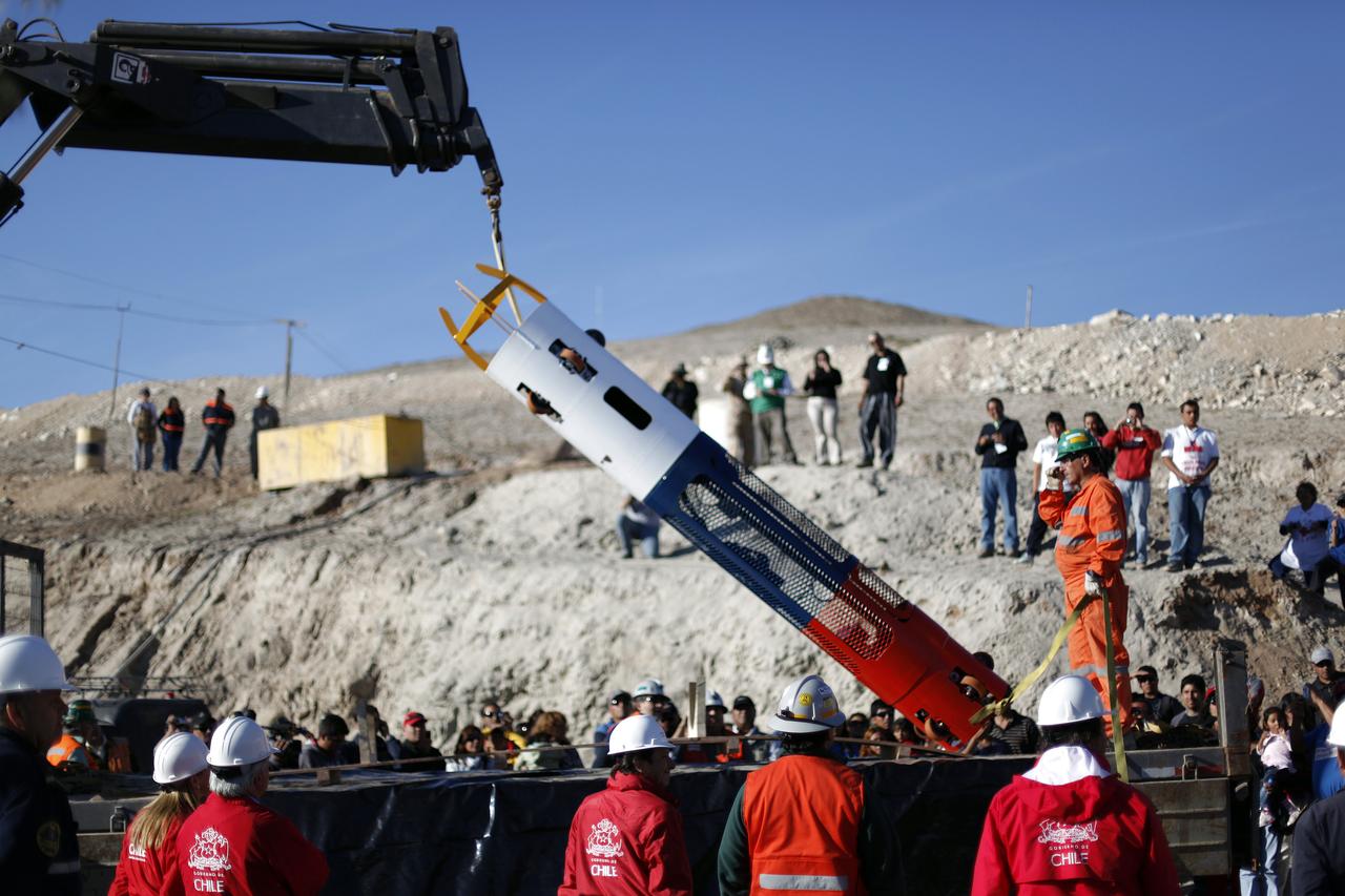 Un fin cylindre qui va descendre 700 mètres sous la surface. [REUTERS - � Ivan Alvarado / Reuters]