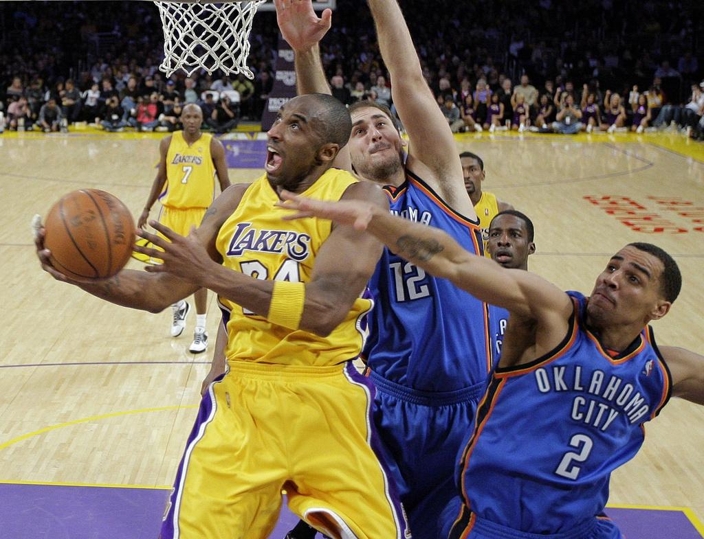 Thabo Sefolosha à la lutte avec la star des Lakers Kobe Bryant. [KEYSTONE - Jae C. Hong]