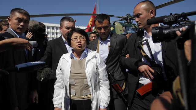 Rosa Otounbaïeva est arrivée à Och en hélicoptère et portait un gilet pare-balles durant sa visite.