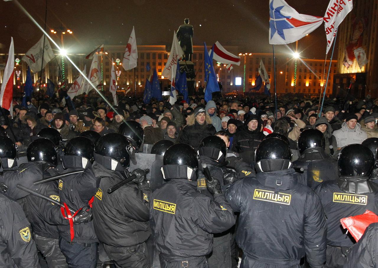 Rassemblés sur la place du Parlement, des dizaines de milliers de manifestants ont dénoncé "une farce électorale. [REUTERS - Vasily Fedosenko]