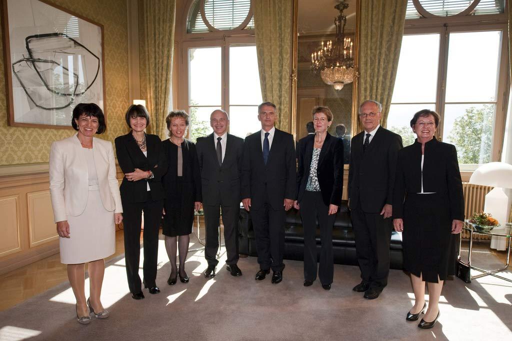 Première photo du nouveau Conseil fédéral, ce 22 septembre 2010. [pool / keystone - peter schneider]