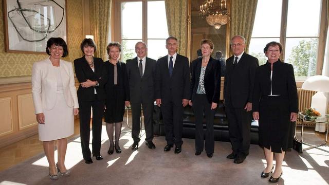 Première photo du nouveau Conseil fédéral, ce 22 septembre 2010. [pool / keystone - peter schneider]
