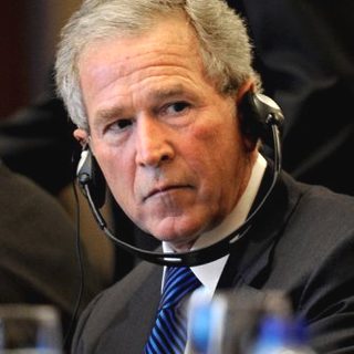 L'ex-président américain George W. Bush lors d'un forum financier à Shanghai le 8 avril 2010