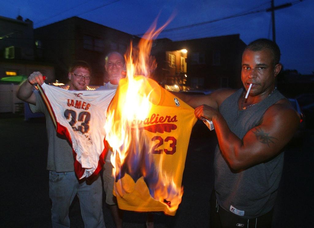 Les fans de Cleveland réagissent à leur manière au départ de leur vedette. [KEYSTONE - Phil Masturzo]