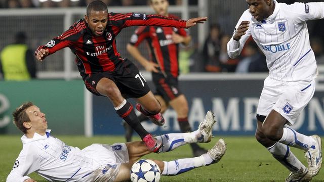 Robinho et l'AC Milan ont passé l'obstacle représenté par Auxerre et Pedretti (à terre). [C. Cipriani]