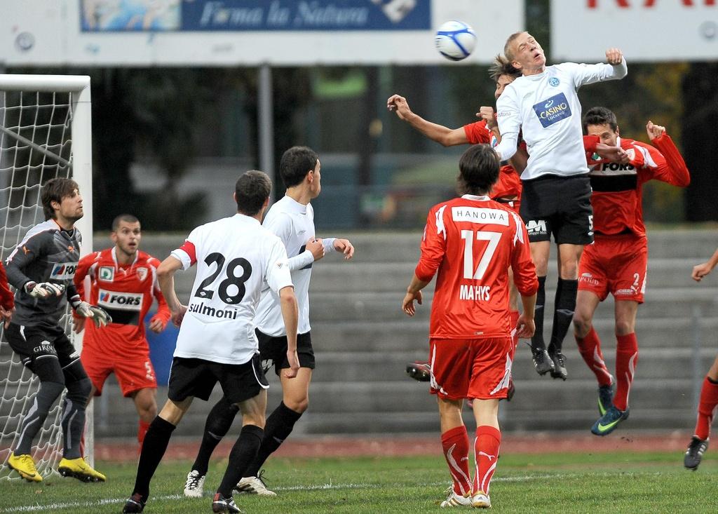 Bienne (en rouge) a obtenu un bon match nul à Locarno. [KEYSTONE - © Ti-Press / Samuel Golay]