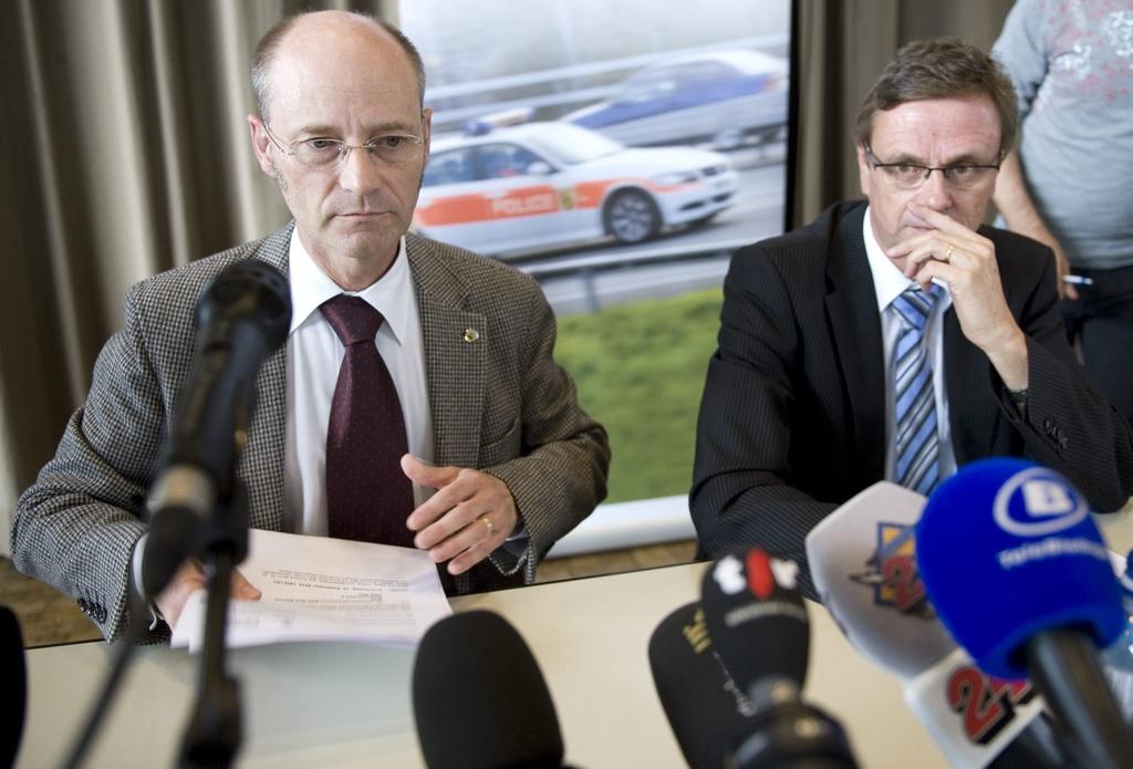 Jeudi 16 septembre: le commandant de la police Stefan Blättler (à gauche) en conférence de presse. [KEYSTONE - MARCEL BIERI]