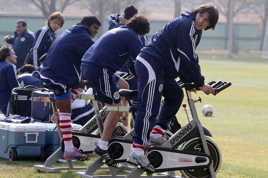Les joueurs du Paraguay profitent su soleil pour se dégourdir les jambes. [KEYSTONE - Halden Krog]